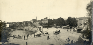 404566 Gezicht op de Smakkelaarsbrug te Utrecht met op de achtergrond de Vleutenseweg en rechts de Catharijnebrug over ...